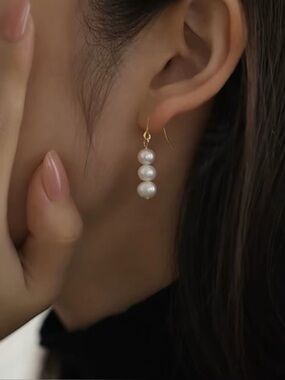 Two pairs of Pearl Drop Earrings in White & Gold Like New